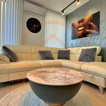 Stylish 1br With Luxe Amenities Apartment